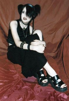 Goth 2000s Aesthetic, Mallgoth Outfits 90s, 2000s Fashion Goth, Goth Fashion Inspo Outfits, Mall Goth 90s Outfits, Mall Goth Outfit Ideas, 2000s Goth Outfits, 90s Mall Goth Outfit, Numetal Outfits