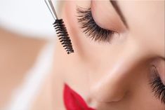 Best Mascara Brands, Dry Mascara, Full Eyelashes, Younique Mascara, Mascara Hacks, Mascara Brands, Makeup Secret, Mascara Brush, Thicker Eyelashes