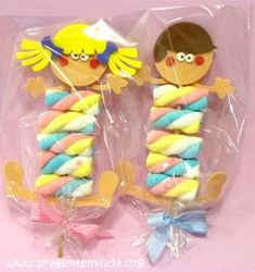 11 Ideas para hacer centros de mesa y bolsitas de dulces con bombones ~ lodijoella Candy Bouquet, Gadget Gifts, Candy Gifts, Childrens Party, Child Day, School Gifts, Marshmallows, Party Time, Kids Party