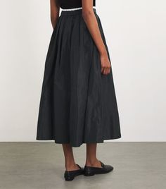 This midi skirt is the epitome of elegance, with square box pleats adding extra volume to the hemline for sweeping movement. Pair it with one of Maje's tweed jackets and leather ballet flats for a classic Parisian look. Parisian Look, Tweed Jackets, Black Midi Skirt, Leather Ballet Flats, Box Pleats, Pleated Midi Skirt, Tweed Jacket, Ballet Flats, Midi Skirt