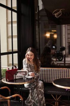 Christmas Cafe, Woman Pose, Cafe Society, Photographie Portrait Inspiration, Coffee Girl, Coffeehouse, Color Themes