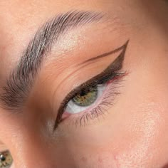 Graphic Simple Eyeliner, I Liner Eye, Brown Liquid Liner, Easy Black Graphic Liner, Graphics Liner Makeup, Graphic Brown Eyeliner, Trendy Eyeliner Looks, Simple Grafic Liner, Gel Liner Looks