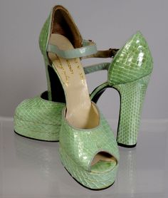 I love these so much. They look very reminiscent of the 40's, which cannot be beat for shoe porn. Manolo Blahnik Green, Fantasy Shoes, 1970s Shoes, Boogie Shoes, Platforms Shoes, Green Parrot, 1940's Fashion, Green Platform, Historic Fashion