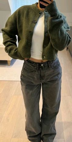 Good Basics Clothes, Clothes For Women Aesthetic, Green Cardigan Outfit, Stile Hijab, Skandinavian Fashion, Uni Outfits, Autumn Fits, Bootcut Jean