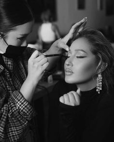 Makeup Artist Career, Makeup Artist Branding, Hollywood Makeup, Makeup Artist Business, Vision Board Pictures, Business Photoshoot, Photoshoot Makeup, Artist Branding, Artist Aesthetic