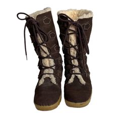 Vintage 1970s Brown Suede Wedge Lace Up Winter Boots Sherpa Lined Rubber Size 7Mid calf high, with a fleece Sherpa type lining. Dark brown suede and brown laces. Sherpa peeks out at the top and under front opening. Gun sole has no major wear or heel drag. Good tread. ✅ Same or next business day shipping Winter Boots Aesthetic, Zombie Clothing, Winter Fur Boots, Lace Up Winter Boots, Sherpa Boots, Brown Winter Boots, Boots With Fur, Dolls Kill Shoes, Dark Brown Boots