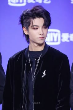 Haircuts For Men Side Part, Kpop Long Hair Men, K Pop Hairstyles Men Short, Kpop Idol Mullet, Short Slicked Hair, Slicked Back Mullet, Mullet Side Part, K Pop Hairstyles Men, Kpop Hairstyles Men