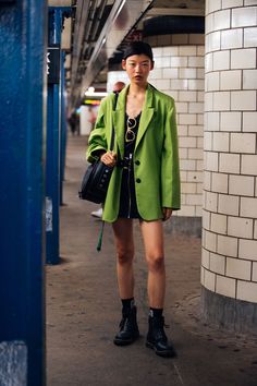 Street Style Edgy Streetwear Outfits, Green Streetwear Outfit, Mod Clothing, Work Aesthetic, Aesthetic Ootd, Model Street Style, Neue Outfits, New Rock