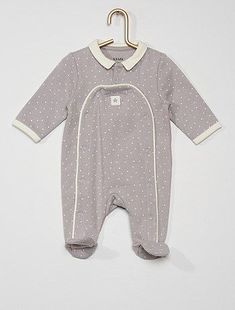 Pijama de felpa eco-concepción - Gris - Baby - Talla 3M - Para que tu bebé no pase frío por la noche.  - Pijama eco-concepción - Algodón procedente de la agricultura ecológica - De felpa, interior perchado muy suave - Manga larga - Cuello de camisa - Ribetes en contraste- Cierre con automáticos por delante - Con pies - Estampado de 'estrellas' all over - En esta nueva línea, Kiabi desarrolla su gama de «eco-concepción» para hacer frente a los retos medioambientales textiles sin renunciar al esti Onesies, Baby Onesies, Pie, Lingerie