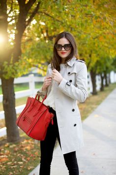 Red Purse Outfit, Red Birkin, Burberry Heels, Christmas Outfit Inspiration, Outfit Basic, Parisienne Style, French Girl Chic, Outfit 2022, Stylish Summer Outfits