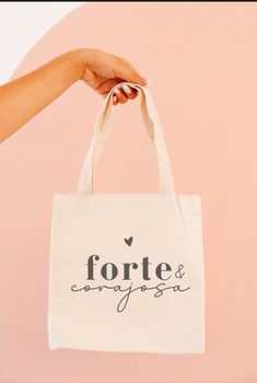 a person holding a white bag with the words forte and coras on it