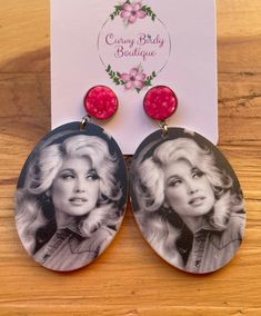 This item is in stock and ready to be shipped. Furthermore, it can also be picked up locally in Magnolia, TX. If you spend more than $99, the shipping costs will be covered by me! It's hard not to love Dolly, and these earrings pay tribute to the beloved icon! Featuring oval shapes with a picture of Dolly herself, these earrings are a fun and playful accessory. The addition of a pink druzy accent adds a touch of glamour and sparkle. Measuring approximately 3 inches in length, these earrings make It's Hard, Birdy, Druzy, Magnolia, Sparkle, Boutique, Pink