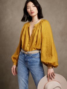 Balloon Sleeve Top Outfit, Fun Colorful Outfits, Flowy Tops Outfit, Flowy Fashion, Blouse Outfit Casual, Top Inspiration, Lantern Sleeved Blouses, Romantic Blouses, Balloon Sleeve Top