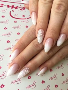 Maternity Pictures Nails, White Christmas Almond Nails, Nokti Za Zimu, Winter Almond Nails Ideas, Classy Gel Nails, Nails New Year, White Christmas Nails, Band Nails, Milky Nails