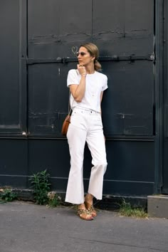 White Flare Jeans Outfit, White Flared Jeans, White Jeans Outfit, Jeans Outfit Women, Jeans Outfit Summer, Cropped White Jeans, Office Outfits Women, Jean Flare