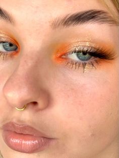 Happy Makeup Looks, Cute Easy Makeup Looks Colorful, Eclectic Eye Makeup, Fun Simple Eyeliner, Simple Fun Eye Makeup, Makeup Trends Fall 2024, Fun Graphic Eyeliner, Artsy Makeup Looks Aesthetic, Hippie Makeup Looks Boho Style