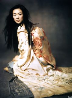 Zhang Ziyi photographed by Paolo Roversi - Vogue US: December 2005 - Memoirs of a Geisha(via: opiumofthemasses) Opera Fashion, Madam Butterfly, Cobblestone Path, Madama Butterfly, Hidden Dragon, Colleen Atwood, Gong Li, Furisode Kimono