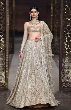 Tarun Tahiliani - India 🇮🇳 Bollywood Night, Reception Outfits, Expensive Dresses, Saree Wearing, Saree Wearing Styles, Indian Accessories, Tarun Tahiliani, Bridal Blouse, Bridal Blouse Designs