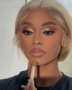 gold black girl glam Maquillage Yeux Cut Crease, Birthday Makeup Looks, Gold Makeup Looks, Natural Glam Makeup, Date Night Makeup, Prom Eye Makeup, Prom Makeup Looks, Makeup For Black Skin, Night Beauty