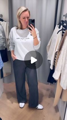 Jeltje van der Pol on Instagram: "TIP BIJ H&M! ❤️ Ben je op zoek naar een fijne wide leg met stretch? Dan is deze van @hm een aanrader! Deze donkergrijze wide leg met krijtstreep zit heerlijk. Je kunt ‘m netjes stylen met een blouse of casual met een sweater. De broek tekent niet bij de billen en er zit lekker veel stretch in de stof. Leuk hè? 😍 En goed om te weten: dit model is ook verkrijgbaar in beige en zwart, zonder krijtstreep. Fijne dag vandaag! Liefs Jel 😘 Informatie: Wide leg €20,99 Maat XS t/m XXL Materiaal: Tricot (polyester elastane) Artikel nummer: 1212575003 Sweater €12,99 Materiaal: Mix katoen/ polyester. Online helaas in deze kleur uitverkocht, er staan wel heel veel soortgelijke online. Deze en de andere vind je onder artikel nummer: 101182059 Maat XS t/m XXL # H&m