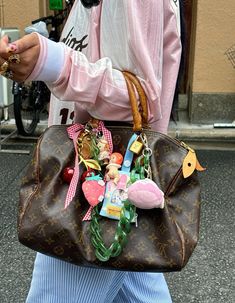 🎀 Trinket Bag Aesthetic, Trinket Bag, Inside My Bag, What In My Bag, Dope Jewelry, Bags Aesthetic, Pretty Bags