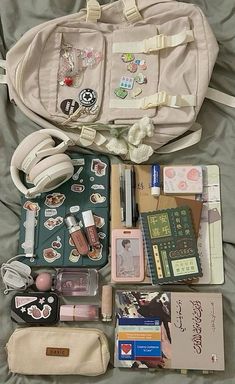 Handbag School Aesthetic, What's In My School Bag College, Aesthetic College Supplies, Backpack Essentials Aesthetic, What's In My College Bag, Stuff To Put In Your Backpack For School, School Bag Inside, Backpack Inspo School, What’s Inside My School Bag Aesthetic