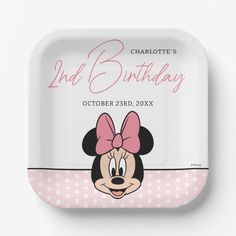 a minnie mouse birthday party plate with polka dots and pink bow on the front,