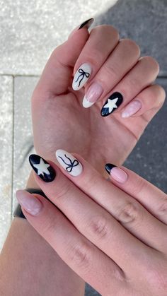 Nails Idea Minimalist, Nail Ideas With Black Dress, Black And White Nails With Stars, Back To School Square Nails, Nail Star Ideas, Nail Ideas School, Back To School Gel Nails Ideas, Black N White Nails Designs, Cute Black Nail Ideas