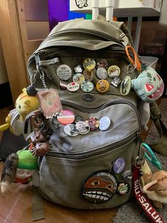 🍔☘️🪱 i love being silly and epic and kewl #backpack #backpackinspo #clutter #buttonpins #pinsforbags #keychains #horrormovielover #nekoatsume #tmnt #southpark Inside Of Backpack, Backpacks With Pins, Tmnt Keychain, Alternative Backpack, Anything But A Backpack Day, Y2k Backpack