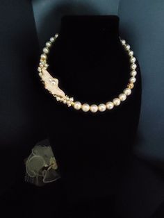 Beautiful choker necklace with white Majorca pearls. The necklace is in the classic 50s style and gives a touch of refined elegance to your look. The necklace is made with rough Majorca pearls, they are pearls with a glass heart and covered with shell substance, they have a perfect round shape and are very bright. The necklace has an adjustable lobster clasp with a 6cm extension. The necklace is asymmetrical thanks to the enamelled leaf component which gives a romantic and refined touch. The necklace is twisted, holds its shape perfectly but at the same time sits perfectly on the neck. This type of necklace is very versatile, suitable for every day but at the same time it is perfect for an evening dress for a special occasion. This pearl necklace cannot be missing from your jewelry collect Necklace With Pearls, Classic Pearl Necklace, Beautiful Chokers, Pearl Necklace Wedding, 50s Style, Necklace Wedding, Majorca, Glass Heart, 50s Fashion