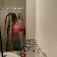 Peekaboo braids Blonde Braids Peekaboo, Brown Knotless Box Braids With Curls, Peka Boo Braids Color With Curls, Brown And Blonde Peekaboo Braids, Black And Blonde Peekaboo Braids, Black And Blonde Knotless, Peekaboo Braids With Curls, Blonde Peekaboo Braids, Black And Blonde Knotless Braids