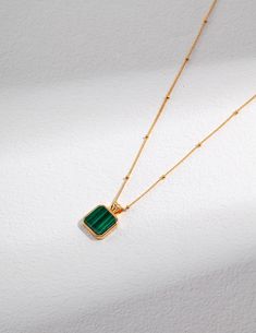 Our Gold-Framed Square Malachite Necklace Is Really The Necklace When You Think Of Elegance And Nature Señorita J's Square Gold Framed Green Malachite Necklace is a tribute to the beauty of nature and classic style. The centre of this beautiful necklace is a square green malachite stone known for its vivid green colours and natural streak patterns. The beautifully made gold frame surrounding the malachite stone's sides and back makes it look even more elegant and appealing.This necklace can be w Chic Minimalista, Malachite Earrings, Malachite Necklace, Malachite Pendant, Malachite Jewelry, Green Hues, Green Gems, Square Pendant, Stone Gold