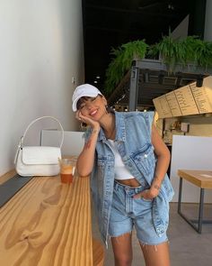 Denim Vest Outfits, Vest Outfits Aesthetic, Jean Vest Outfits, Look Short Jeans, All Denim Outfits, Denim Vest Outfit, Vest Outfits For Women, Denim Shorts Outfit, Looks Jeans