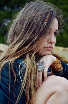 Festival Hair Styling Tools, Hairstyles Simple, Feather Extensions, Blond Balayage, Feather Hair Extensions, Hippie Hair, Simple Hair, Bohemian Hairstyles, Bohol