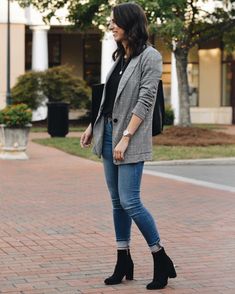 blazer cuadros, blusa negra, jeans, botines outfits, botines negros Outfit Con Blazer, Classy Business Outfits, Blazer Outfits Casual, Outfit Chic, Blazer Outfit, Hipster Outfits, Checked Blazer, Absolutely Fabulous, Casual Work Outfits