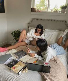 Romantasizing Studying, Adult Life Aesthetic, Friendship Manifestation, Friends Reading, Romanticize Studying, Taurus Sun, Bestie Vibes, Wow Photo, Ig Photos