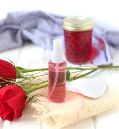 Making Rose Water, Rose Water Diy, Rose Skincare, Diy Facial Mask, How To Make Rose, Diy Facial, Diy Skincare, Homemade Face, Natural Diy