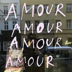 there is a sign in the window that says, i amour amour