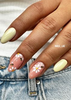 #nails #nailsofinstagram #nailsdid #nailart #naildesign #yellow #bee #chamomile Nail Designs With Bees, Yellow Nails With Bees, Chamomile Nail Design, Bee Gel Nails, Bee Design Nails, Chamomile Nails, Bee Themed Nails, Nail Printemps, Bumble Bee Nails Design