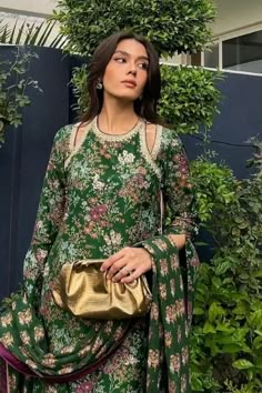 Outfit Pakistani Neckline Designs, Lawn Aesthetic, Summer Neck Design, Neck Design Ideas, App Ui Ux Design, Simple Dress Casual, Stylish Kurtis Design, Lace Dress Design, Latest Dress Design