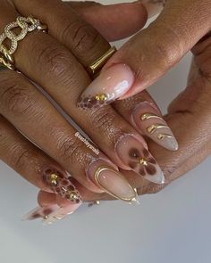 These nude almond nails feature a soft brown and gold color palette, perfect for the fall season. The intricate designs include cheetah prints and abstract gold accents, exuding earthy elegance. 🍎 Recreate this look yourself with our Korean Gel Nail Polish collection!  🍎 Credit: aashleysnails on Instagram 🍎 fall nails, autumn nails, september nails, earthy nails, brown nails, gold nails, 3D gel nails, goddess nails, classy nails, elegant nails, gel nail polish, autumn nail art, elegant nails, leopard print nails, cheetah nails, animal print nails, floral nails, gold accent nails, nail design, trendy nails, stylish nails, gel polish, manicure ideas, nail inspiration, nude nails, natural nails, baddie nails Mocha And Gold Nails, Fall Nail Short Almond, Korean Soft Nails, Short Nails With Gold Design, Chloe Kardashian Nails, Nails For Elderly Women, Brown And Gold Fall Nails, Unique Brown Nails, Fall Clean Nails