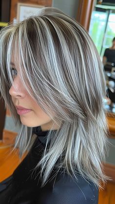 20 Stunning Chunky Highlights Ideas for a Bold You Silver And Gold Highlights, Chunky Gray Highlights, Grey Hair Colour Chart, Blonde Hair With Grey Highlights, Medium Length Brown Hair, Silver Hair Highlights