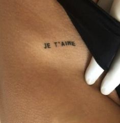 a woman's stomach with the words je t'aime written on it