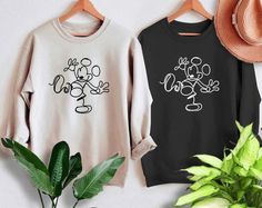 Mickey Tshirt Ideas, Disney Tshirt Ideas, Disney Custom Shirts, Mickey Outline, Mickey Sketch, Couples Disney Shirts, Mickey Minnie Christmas, Fall Disney, Disneyland Sweatshirt