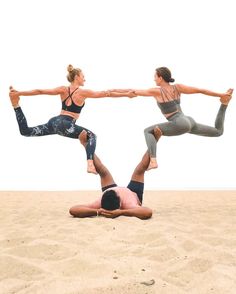 trio of yoga partner. hard yoga pose with two women and one men on the sand @yogwalin @acrosprou 3 Person Yoga Poses, Partner Poses, Artistic Poses, Couple Challenge, Poses Friends, All Yoga Poses, Yoga Ideas, Yoga Friends