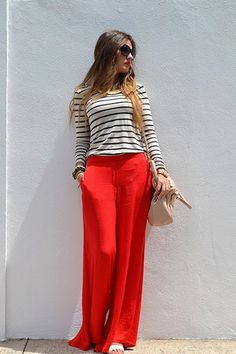 Red Pants Outfit Summer, Summer Chic Outfit, Spring Outfits 2020, 70s Inspired Fashion, Wideleg Pants, Trending Fashion Outfits