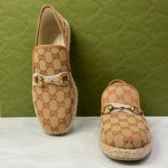 Les espadrilles Gucci sont une fusion parfaite entre le style luxueux et le confort décontracté. Fabriquées avec des matériaux de haute qualité, ces espadrilles incarnent l'élégance emblématique de la marque italienne. • État : A - Neuf • Taille : 38,5 • Couleur : Beige et marron • Vendu avec : Boîte et Dust Luxury Leather Sole Slip-on Espadrilles, Designer Beige Slip-on Loafers, Elegant Beige Slip-on Espadrilles, Luxury Summer Loafers With Flat Heel, Luxury Summer Loafers, Trendy Beige Espadrilles With Woven Sole, Luxury Flat Loafers For Spring, Luxury Round Toe Loafers For Spring, Luxury Spring Loafers With Removable Insole