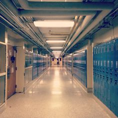 an empty hallway with several lockers in it