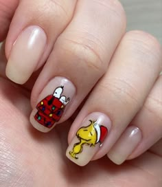 Snoopy sleeping on his house and Woodstock wearing a Christmas hat Charlie Brown Christmas Nail Art, Snoopy Xmas Nails, Snoopy Nails Simple, Charlie Brown Nails Christmas, Snoopy Nails Thanksgiving, Snoopy Winter Nails, Christmas Nails Snoopy