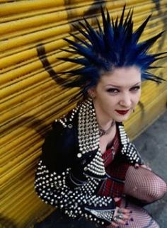 Liberty spikes blue! Punk Fashion Women, Liberty Spikes, Chica Punk, Punk Rock Girl, Punk Subculture, Punk Woman, Scene Girl